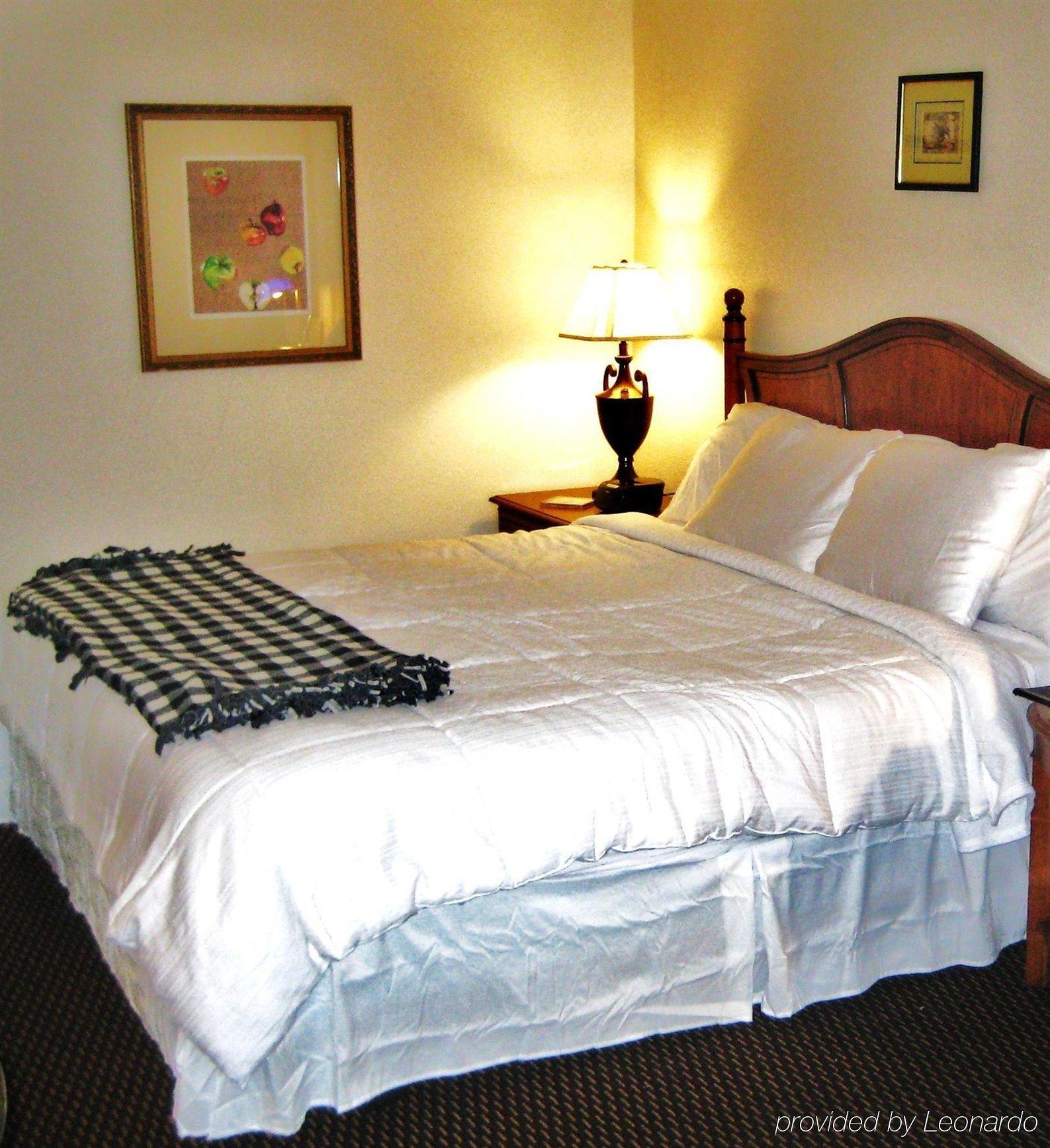 Econo Lodge Airport Near Billy Graham Parkway Charlotte Room photo